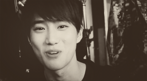 Resultado de imagem para suho sorrindo gif