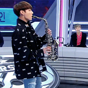 Resultado de imagem para jungkook play saxophone