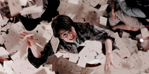 A los 11 años harry potter recibe una carta del colegio y hechizeria de Hogwars.
