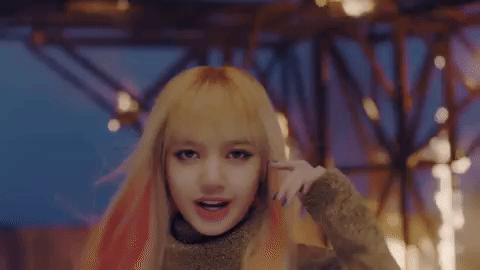 💞These photos proves that Lisa is soo cute and not used to having a lot ...