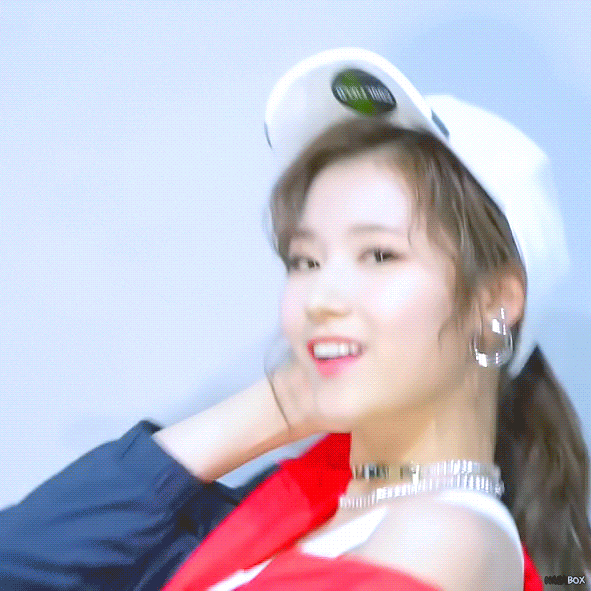 Sana Close Up Gif Twice X Mlb Sana 트와이스 Amino