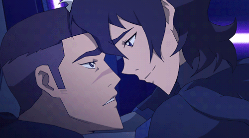 Heart&#039;s beating faster. Вольтрон кит и широ. кит и широ гиф. вольтрон широ и кит gif. shiro / keith - my heart&#039;s beating faster.