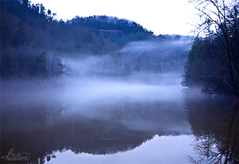 Бежит река в тумане слушать. Туман на реке. Туман над рекой. Дымка над озером. Анимированный туман.