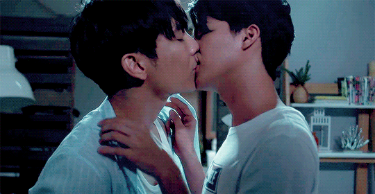 To be even a bigger sinner i added gifs from the last ep of the ice kiss. 