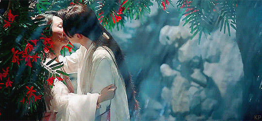 Xu Feng e Ji Mi se beijando no jardim do seu palácio. (Foto: Reprodução/ Aminoapps.com)